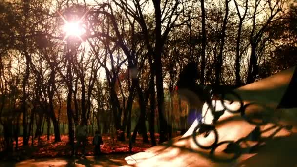 Trucos de bicicleta en puesta de sol, cámara lenta — Vídeos de Stock