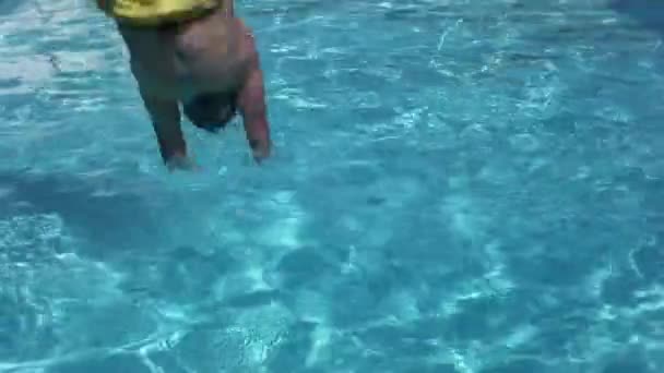スイミング プールでのダイビング — ストック動画