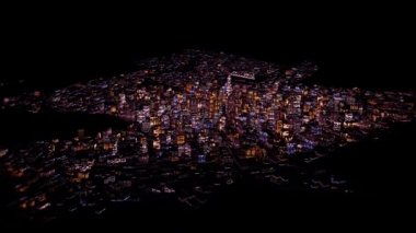 Şehir geceleri üzerinde uçan