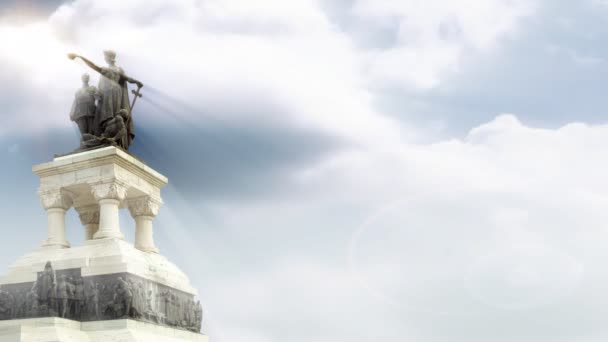Monumento di eroe con nuvole di lasso di tempo e raggi di sole — Video Stock