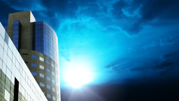 Rayo y edificio de oficinas contra nubes de lapso de tiempo — Vídeos de Stock