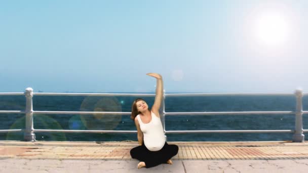 Pregnant woman exercising at seaside – Stock-video