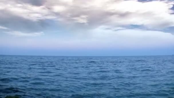 Open oceaan en time-lapse stormachtige wolken — Stockvideo