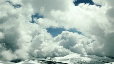 Fırtına zaman sukut bulutlar karlı dağın zirvesinde