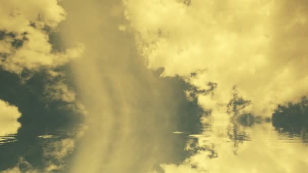 Acqua e cielo dorato lasso di tempo scende sul cielo verticale, superficie riflettente — Video Stock