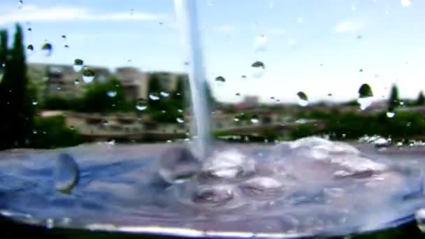 Vullen van een waterglas, macro schot lage doff — Stockvideo