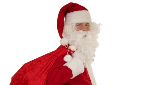 Papá Noel con su bolsa, mira a la cámara envía un beso soplado — Vídeo de stock