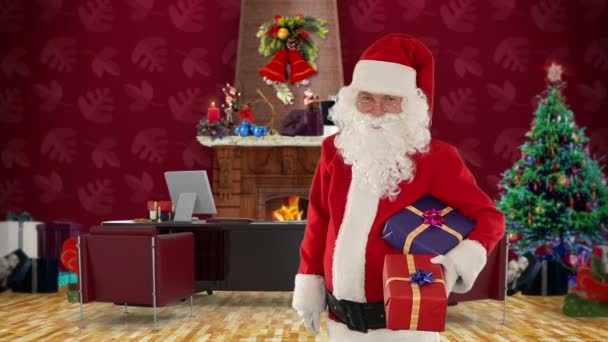 Santa claus holding présente dans son bureau de Noël moderne — Video