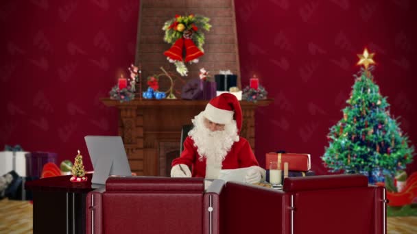 Noel Baba modern Noel ofisinde bir Pano üzerinde notlar almak — Stok video
