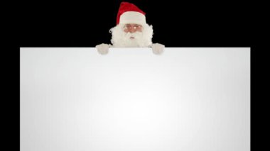 Noel Baba'ya karşı siyah metin alanı olan beyaz bir levha arkasında görünür.