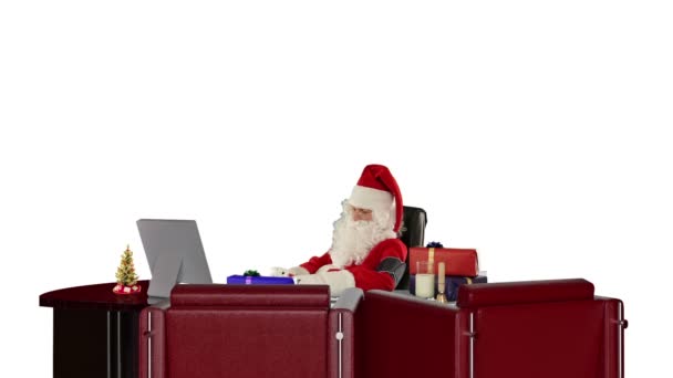 Santa Claus am Arbeitsplatz überprüfen Blut Druck, gegen weiß — Stockvideo
