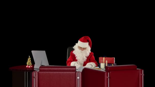 Der Weihnachtsmann bei der Arbeit, gegen schwarz — Stockvideo