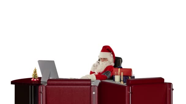 Santa claus kontrolu krevního tlaku a mluví na mobil k jeho lékaři, proti bílé — Stock video