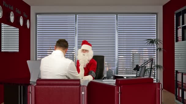 Papai Noel está doente, medição de pressão de médico e dar más notícias — Vídeo de Stock