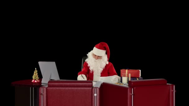Santa Claus, olvasás levelet, fekete ellen — Stock videók