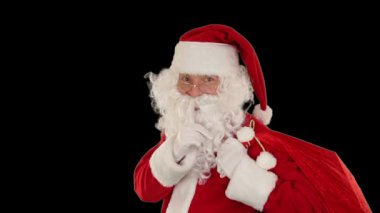 Noel Baba onun çanta görünüyor kamera ve Göz kırpmalar, siyah at