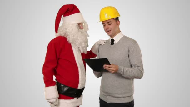 Santa claus a mladý architekt proti bílé — Stock video