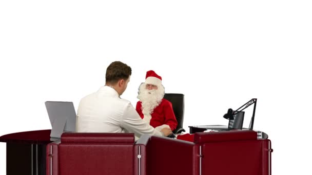 Santa Claus bei Arzt, Messung des Blutdrucks, gegen weiß — Stockvideo