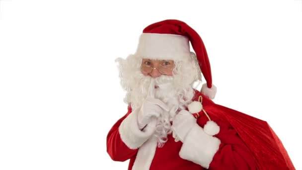 Papá Noel con su bolsa, mira a la cámara y guiños, blancos — Vídeo de stock