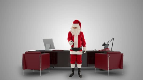 Santa Claus sprechen auf Handy in seinem modernen Weihnachts-Büro, gegen weiß — Stockvideo