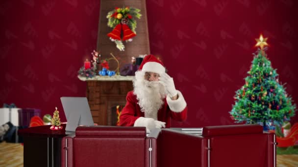 Santa claus mluví v místnosti vánoční — Stock video