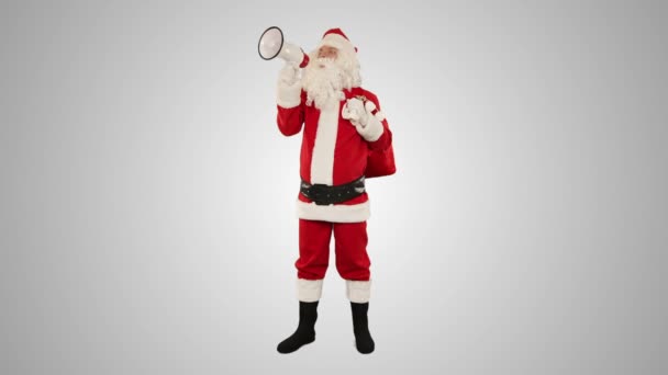 Санта-Клаус с громкоговорителем, делая объявления, против белых — стоковое видео