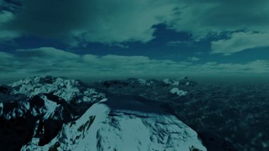 karlı dağ, zaman atlamalı bulutlar ve dolunay yukarıda