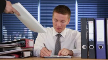 daha fazla iş almak ve uyku getting yorgun yakalı işçi