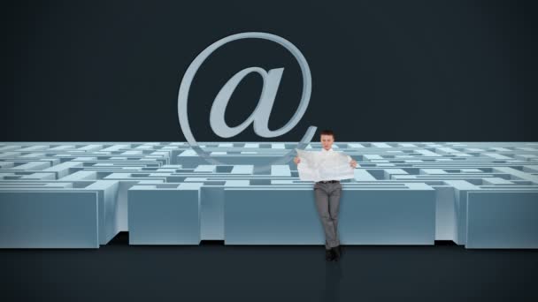 Empresario con mapa tratando de encontrar su camino en un laberinto con signo de correo de internet, mate alfa — Vídeos de Stock