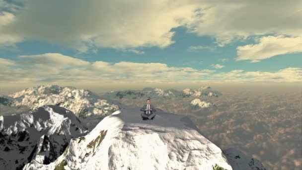 Affärsman mediterar på toppen av berget ovanför molnen, långsamt stiger — Stockvideo