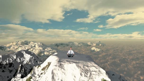 Empresário meditando no topo da montanha — Vídeo de Stock