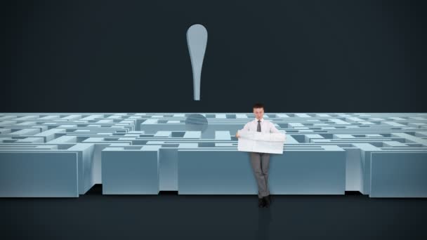 Üzletember próbál megtalálni az utat egy labirintusban felkiáltó jel, alfa Matt Térkép — Stock videók