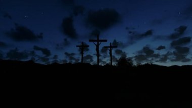 Jesus üzerinde çapraz, zeytin, çayır timelapse gece güne, tilt