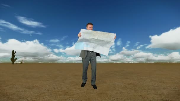 Бизнесмен с картой в пустыне с облаками промежуток времени — стоковое видео
