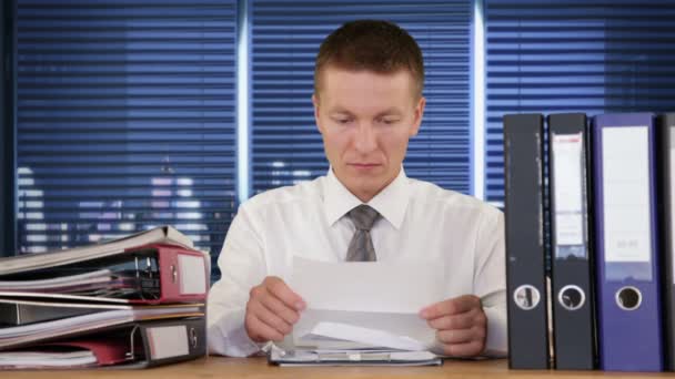 Young Businessman getting fired through a letter — Stok Video