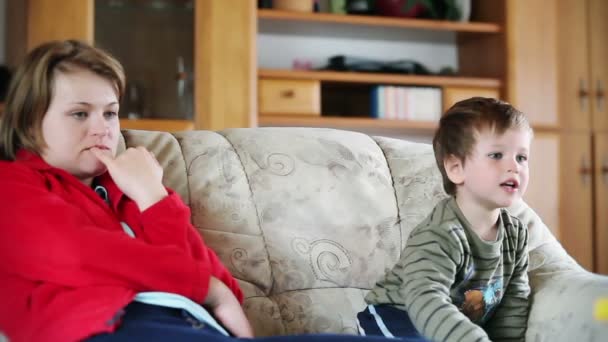 Мать и маленький мальчик, смотреть телевизор — стоковое видео