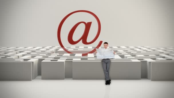 Kaufmann mit Karte versucht, seinen Weg zu finden, in einem Labyrinth mit Internet-e-Mail-Anmeldung, — Stockvideo