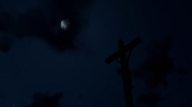 Jesus üzerinde çapraz, geceleri timelapse bulutlar