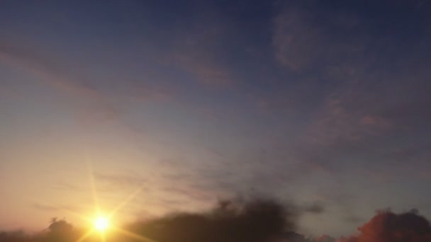 Günbatımı zaman sukut bulutlar — Stok video