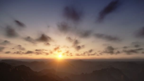 Câmera de lapso de tempo do nascer do sol sobre picos de montanhas, inclinação — Vídeo de Stock