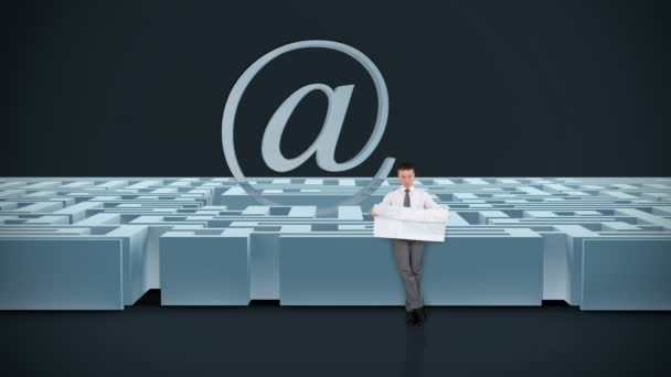 Kaufmann mit Karte versucht, seinen Weg in ein Labyrinth mit Internet Mail zu unterzeichnen, dunklen Raum finden — Stockvideo