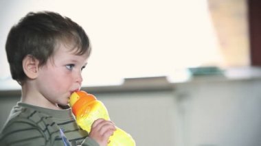 Su içen küçük çocuk.