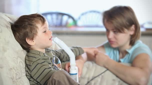 Mãe e menino usando nebulizador para inalar remédio — Vídeo de Stock