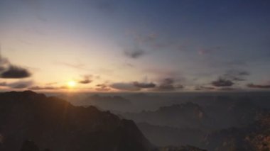 gündoğumu zaman atlamalı dağlar tepeler üzerinde