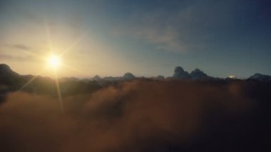 gündoğumu zaman atlamalı dağlar tepeler üzerinde uçuş