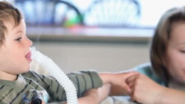 Anne ve küçük çocuk Nebulizatör ilaç nefes için kullanma