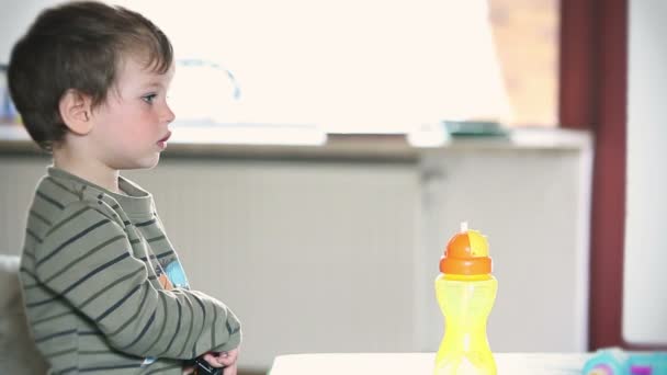 テレビを見ている小さな男の子の側面図 — ストック動画