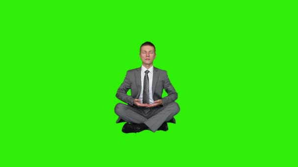 Homme d'affaires jeune méditant, vert écran — Video