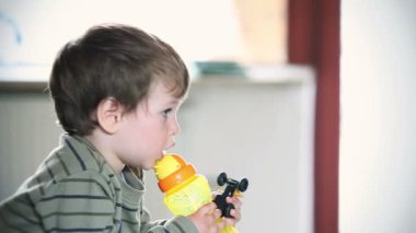 içme suyu ve tv izlerken küçük çocuk