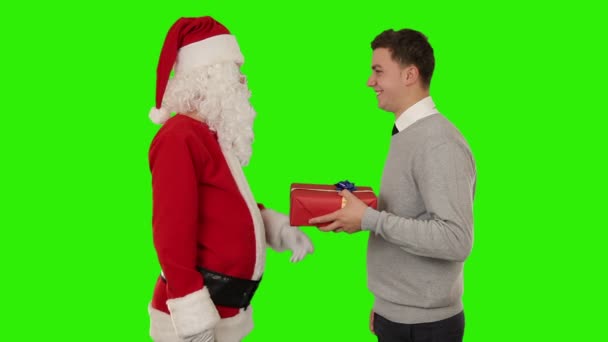 サンタ クロースからのプレゼントを受け取る青年実業家 — ストック動画